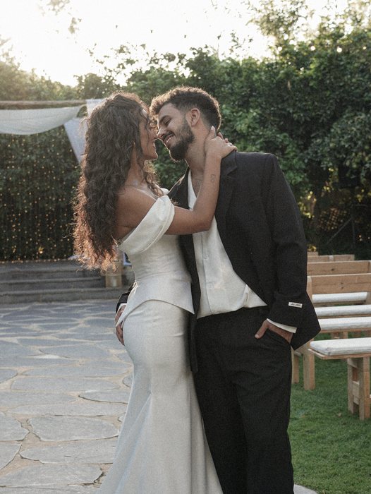נשיקה של הזוג לפני החופה